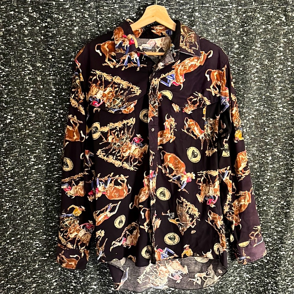 VINTAGE cowboy button down shirt. A very cool item to have in your closet!